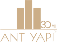 Binalara benzeyen, farklı yüksekliklerde, dikey olarak hizalanmış üç bej dikdörtgen sütundan oluşan bir logo. Sütunların altında büyük harflerle "ANT YAPI" yazısı ortalanmış, "Referanslarımız" sağda. Daha küçük bir metinde 30. yıl dönümünü işaret eden "30. YIL" yazıyor. Arka plan şeffaf.