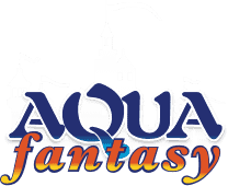 Aqua Fantasy logosunun bir görüntüsü. “AQUA” metni kalın, mavi büyük harflerle ve “fantasy” kelimesi turuncu, eğik küçük harflerle aşağıdadır. Arkaplanda kulelerinde bayraklar bulunan stilize edilmiş, beyaz bir kale silüeti yer alır. Aqua Fantasy logosunun bir görüntüsü. "AQUA" metni kalın, mavi büyük harflerle ve "fantasy" kelimesi turuncu, eğik küçük harflerle aşağıdadır. Arkaplanda kulelerinde bayraklar bulunan stilize edilmiş, beyaz bir kale silüeti yer alır.
