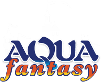 Aqua Fantasy logosunun bir görüntüsü. "AQUA" metni kalın, mavi büyük harflerle ve "fantasy" kelimesi turuncu, eğik küçük harflerle aşağıdadır. Arkaplanda kulelerinde bayraklar bulunan stilize edilmiş, beyaz bir kale silüeti yer alır.