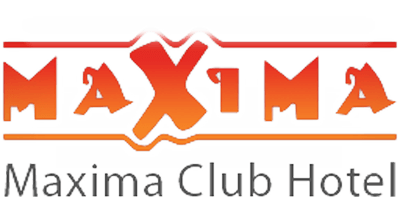 Maxima Club Hotel'in kalın, büyük harflerle "MAXIMA" sözcüğünü içeren logosu. Harfler, stilize bir tasarıma sahip turuncu bir tondadır. Ortadan geçen bir çizgi harfleri birbirine bağlar. Aşağıda, daha küçük ve daha resmi siyah metinde "Maxima Club Hotel" yazmaktadır.