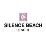 Resimde Silence Beach Resort'un logosu gösteriliyor. Pembe ve beyaz renkte, leylak rengi bir arka planla kare içine alınmış stilize bir çiçek amblemi yer alıyor. Amblemin altında, kalın siyah büyük harflerle "SILENCE BEACH" kelimeleri, altında ise daha küçük büyük harflerle "RESORT" yazıyor.